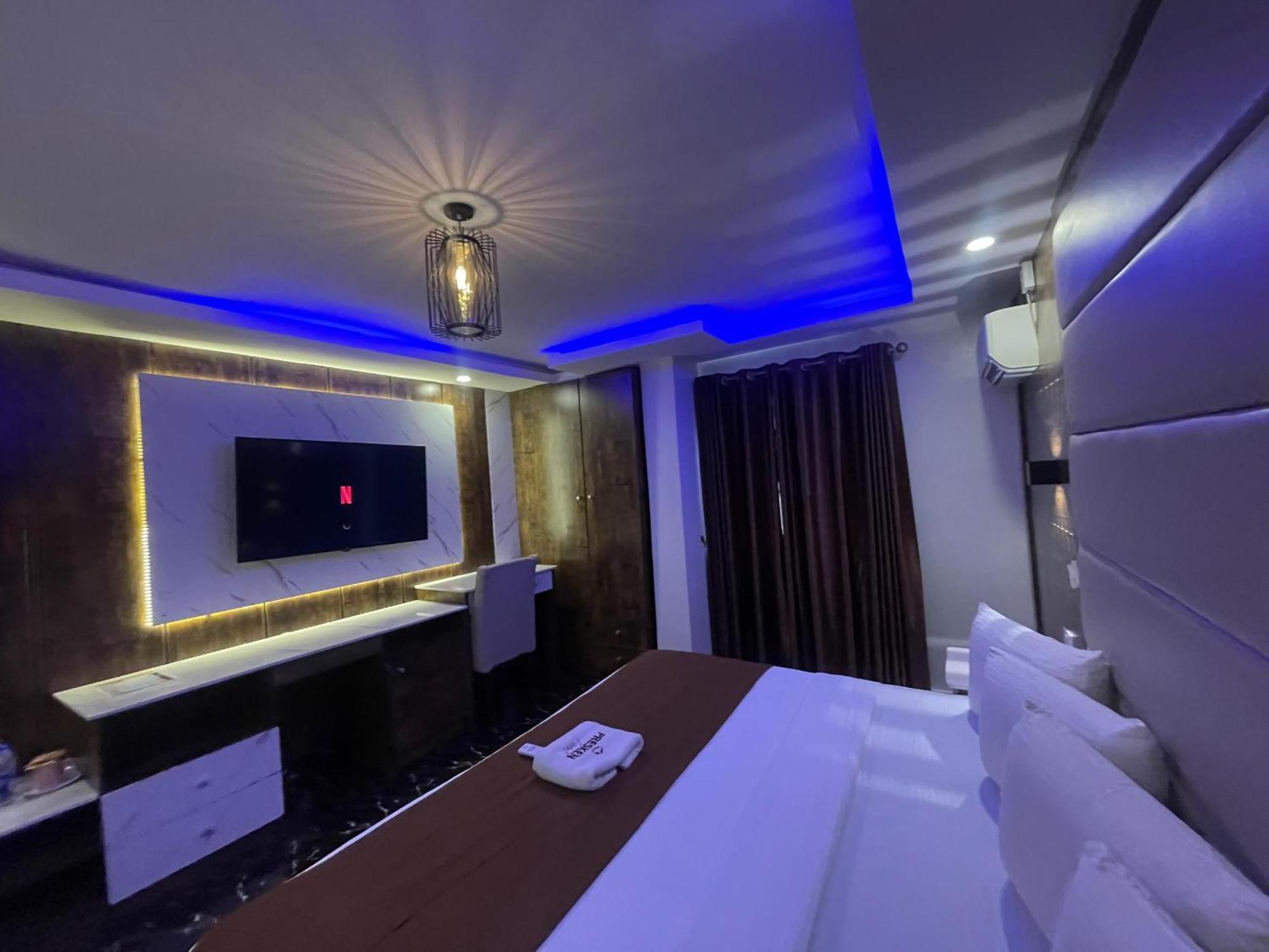 Presken Hotel Ikeja Esterno foto