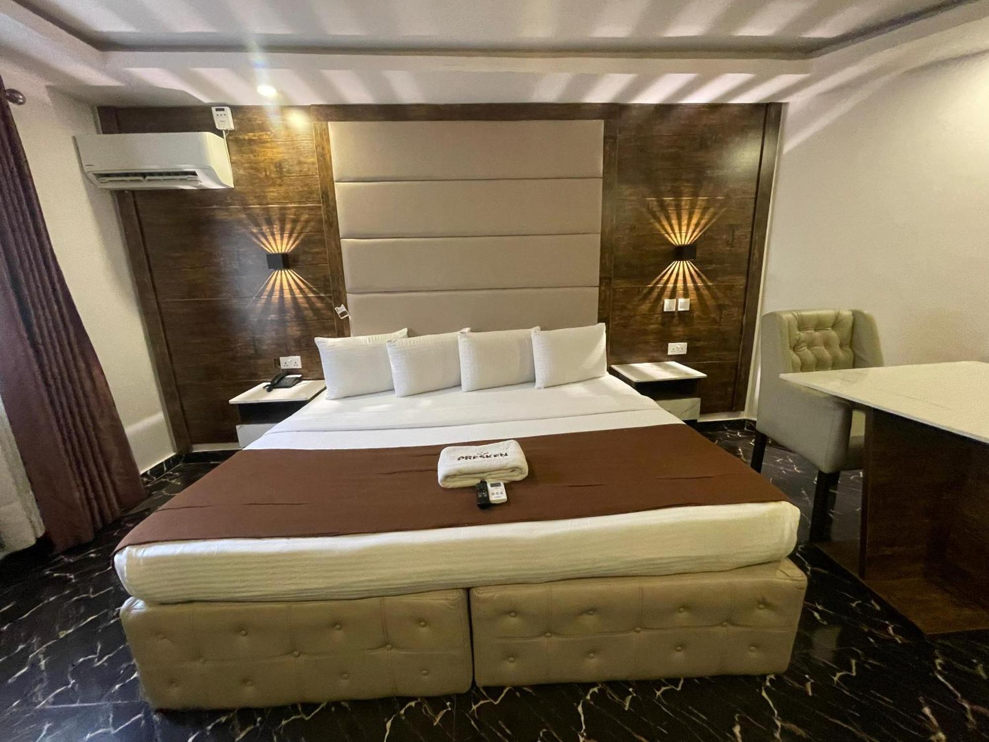 Presken Hotel Ikeja Esterno foto
