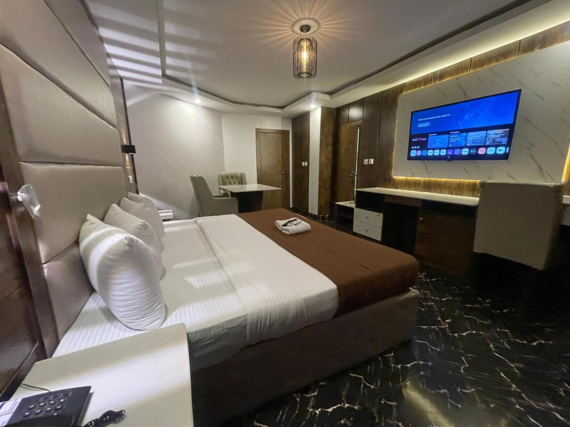Presken Hotel Ikeja Esterno foto