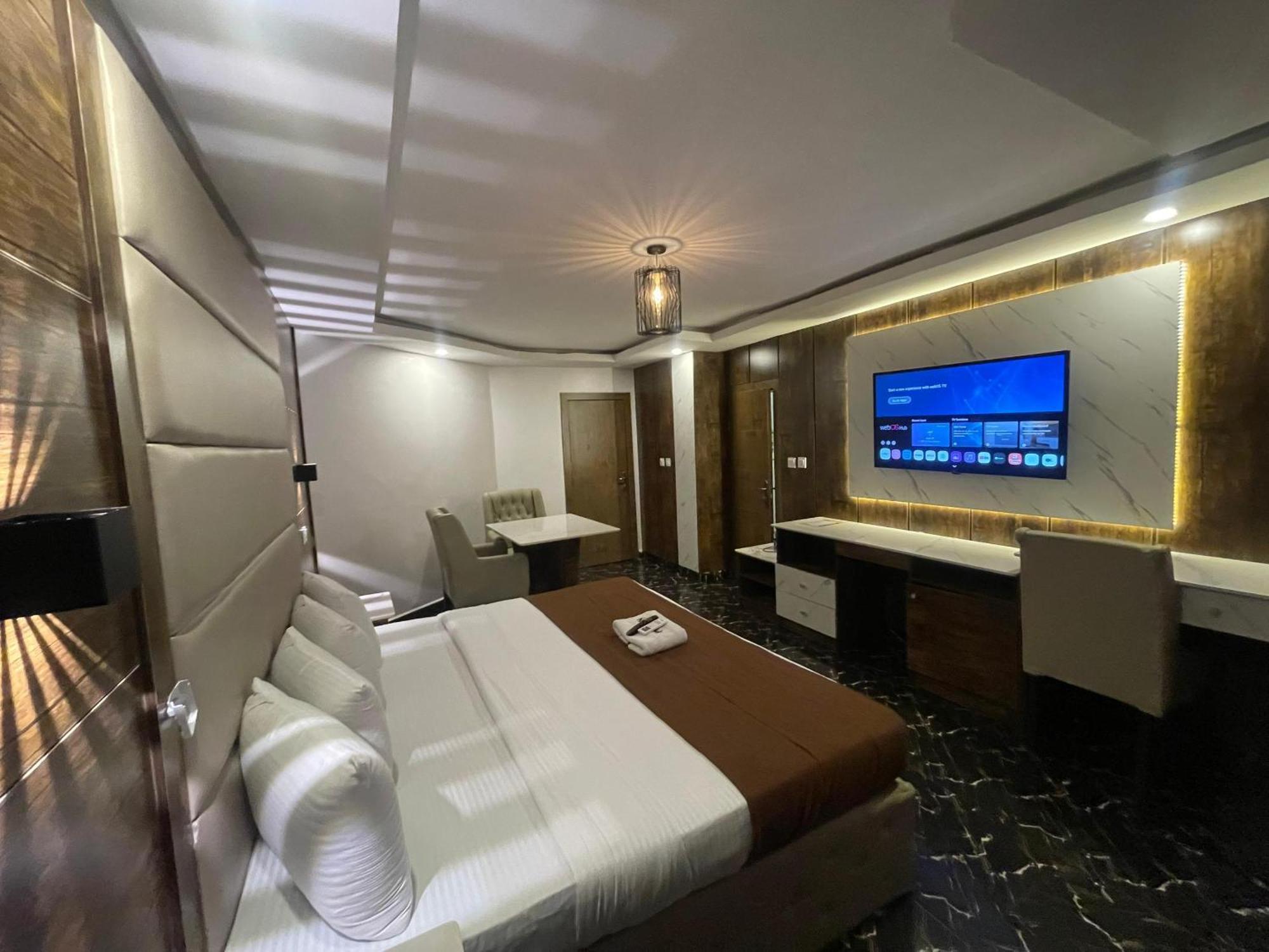 Presken Hotel Ikeja Esterno foto