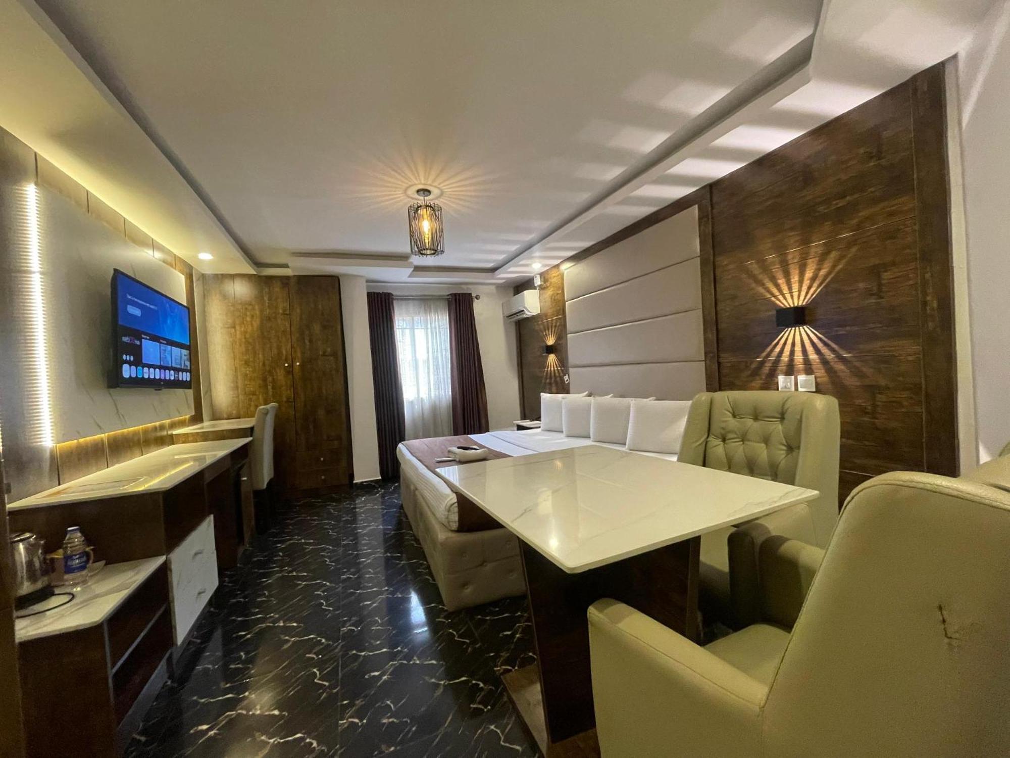 Presken Hotel Ikeja Esterno foto