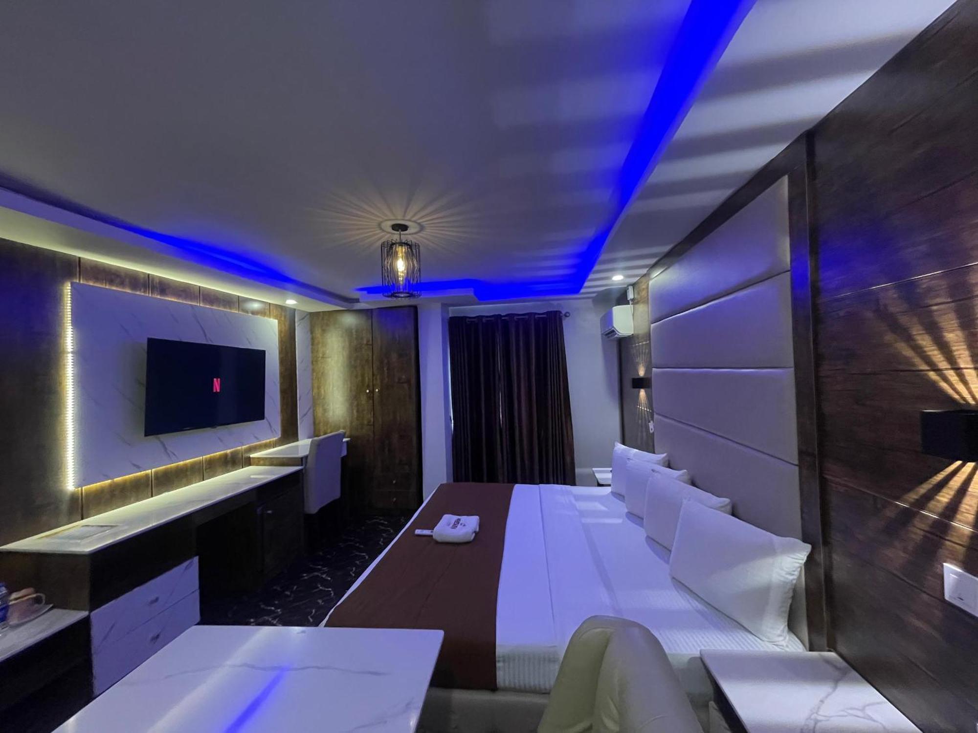 Presken Hotel Ikeja Esterno foto